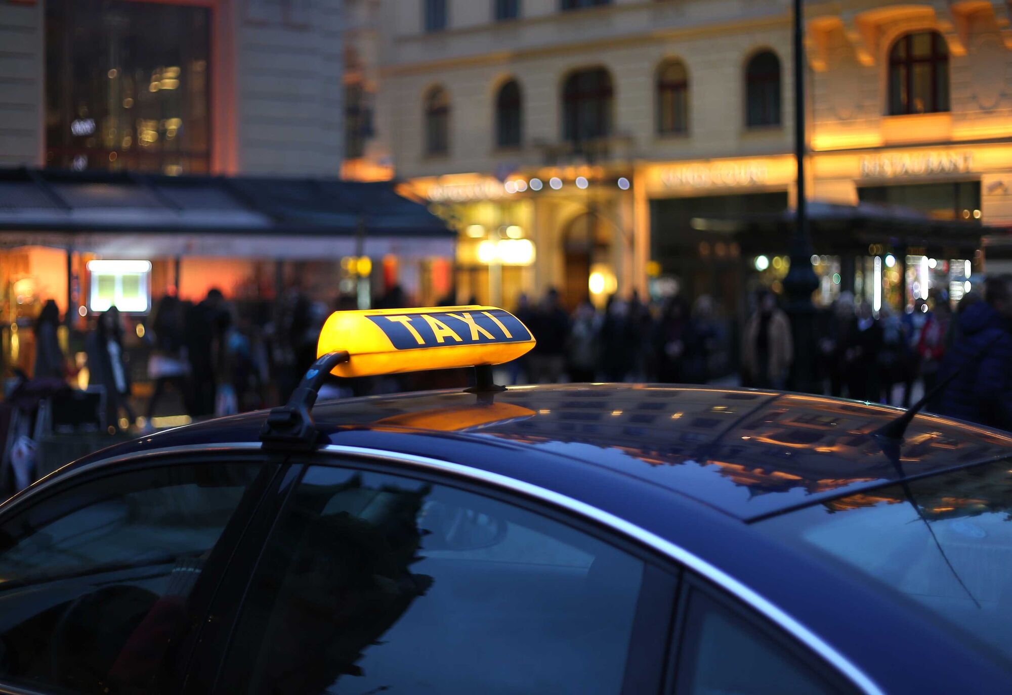 Taxi esperando en la ciudad de noche