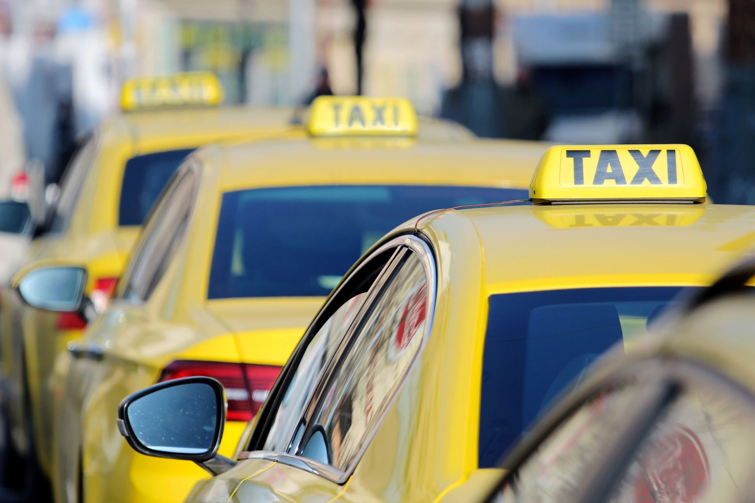 Taxis amarillos de Buga Taxi listos para recogerte